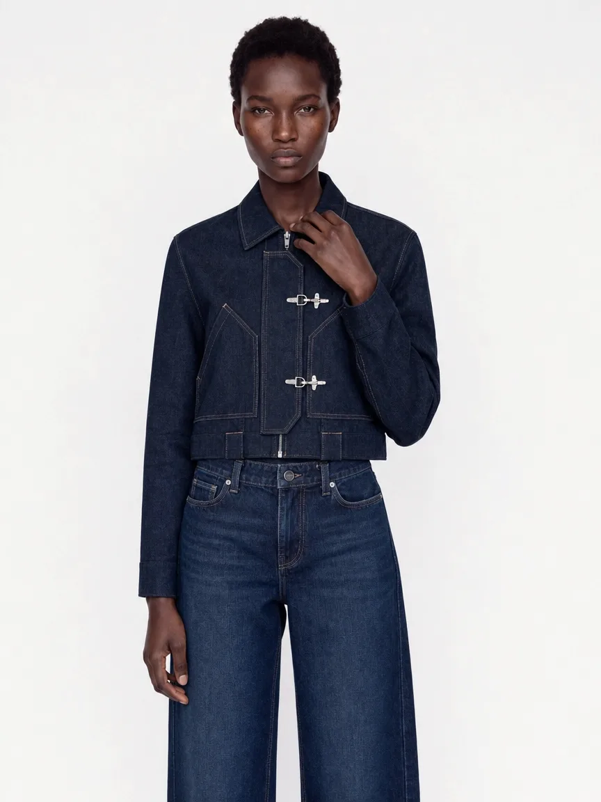 Amara, look denim, primo piano