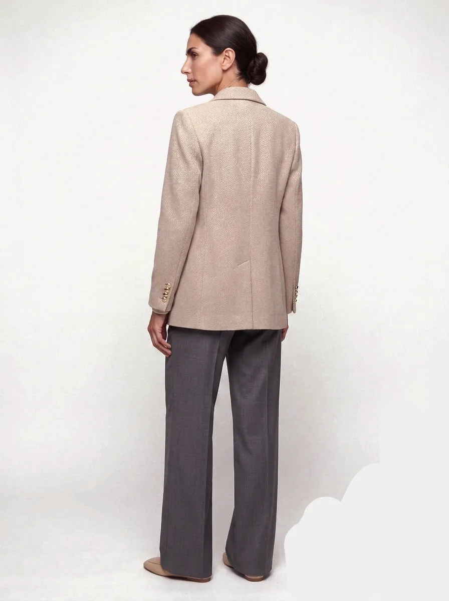 Livia, tailleur, di spalle