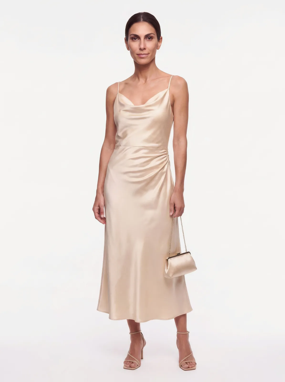 Livia indossa lo slip dress, tre quarti